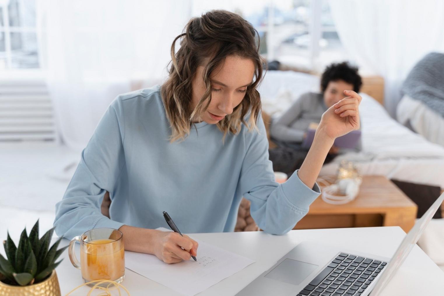 Étudiante concentrée sur sa formation manucure