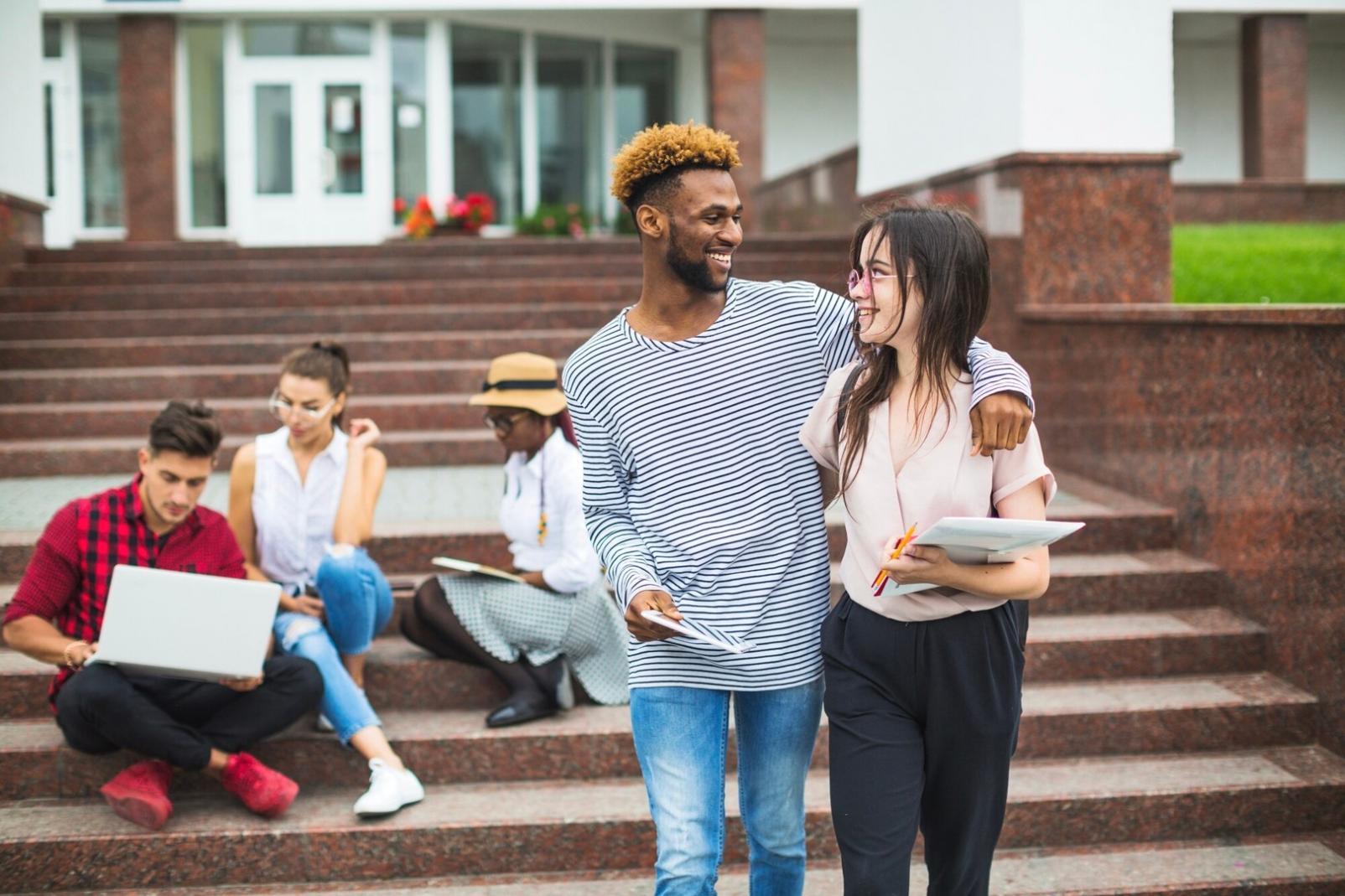 Étudiants dans notre atelier moderne de formation en manucure